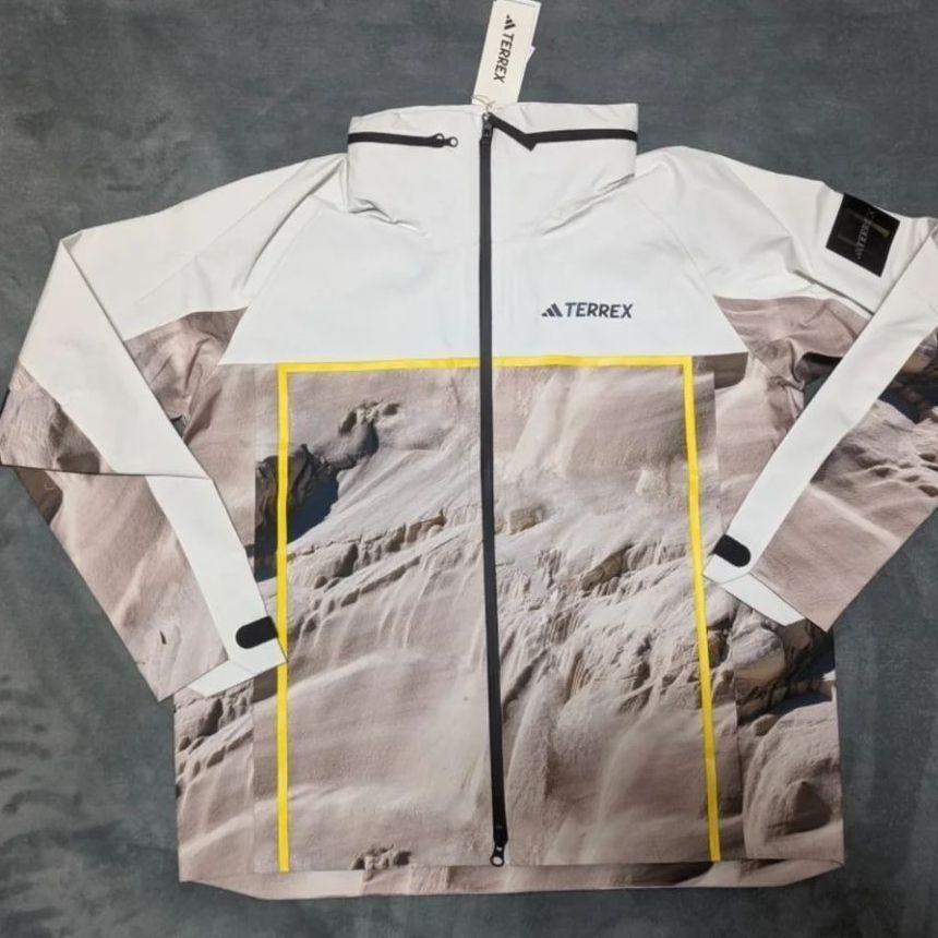 哇塞!这件adidas X TERREX国家地理联名款冲锋衣真的太赞了!😍